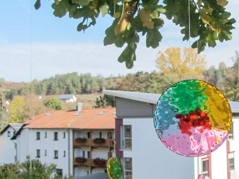 Blick aus dem Fenster zeigt das Gebäude
