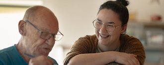 Betreuende Person wendet sich zugewandt an einen Klienten mit Suchterfahrung